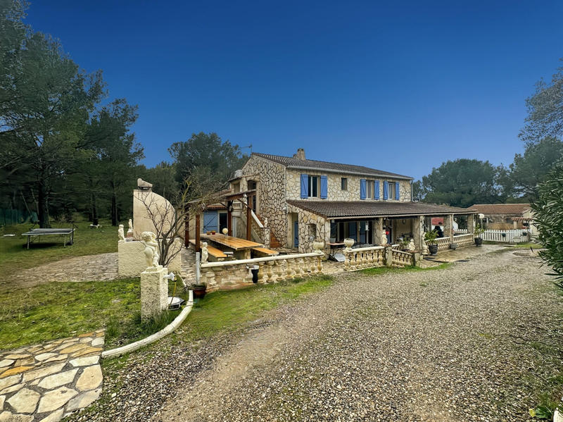 Villa - 200 m² - 12 pièces