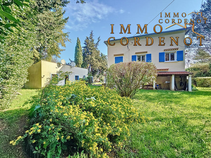 Maison traditionnelle - 237 m² - 9 pièces