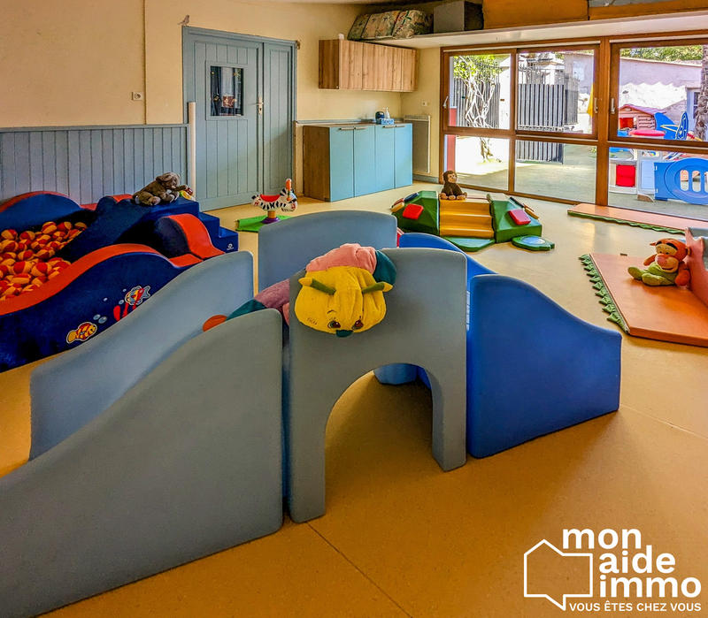 Local d'activités - 280 m² - 15 pièces