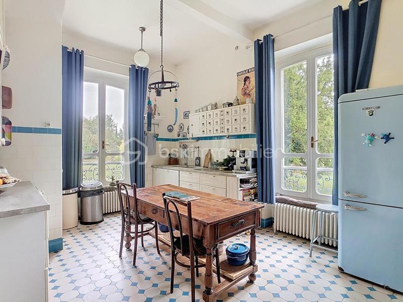 Propriété - 243 m² - 8 pièces