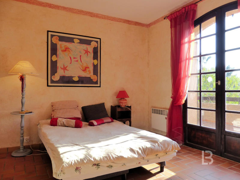 Maison - 222 m² - 8 pièces