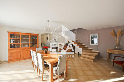 Maison - 250 m² - 6 pièces