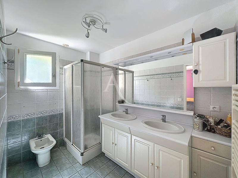 Maison - 240 m² - 8 pièces