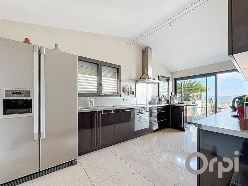 Maison - 225 m² - 7 pièces