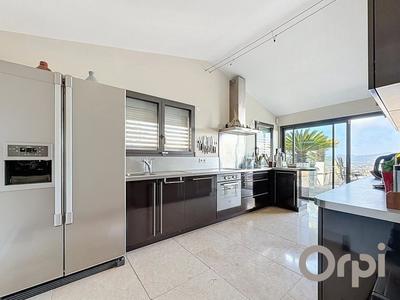 Maison - 225 m² - 7 pièces