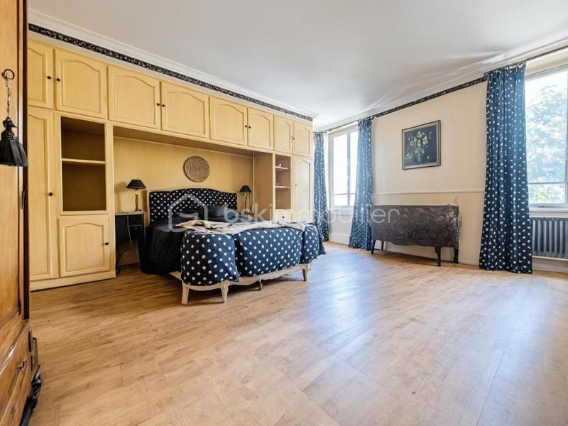 Maison - 280 m² - 15 pièces