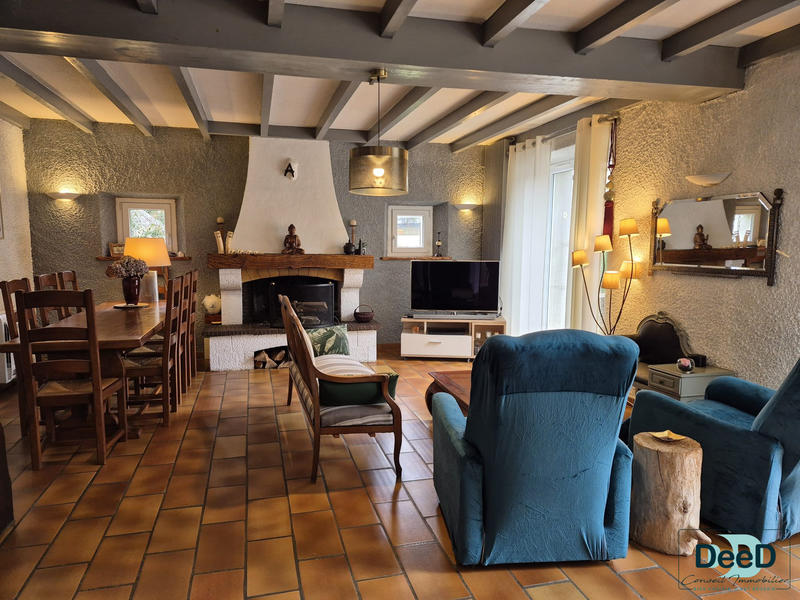 Maison traditionnelle - 221 m² - 7 pièces