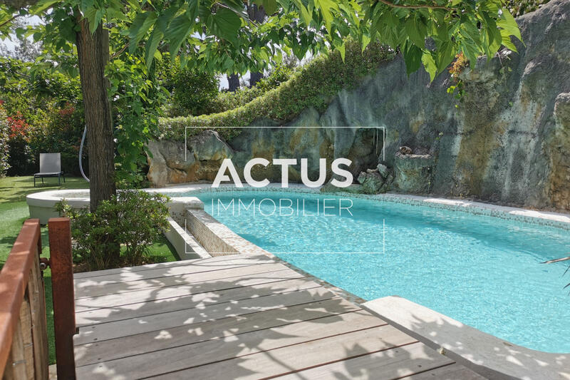 Maison - 265 m² - 11 pièces