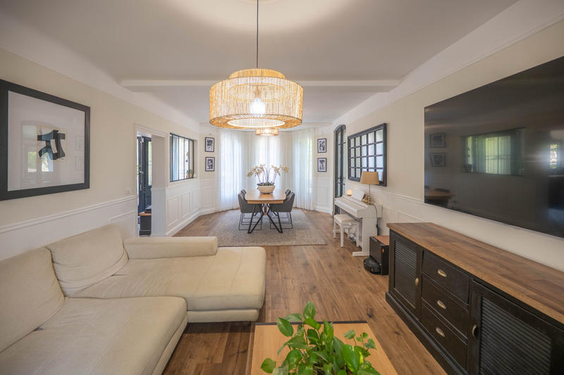 Maison - 220 m² - 6 pièces