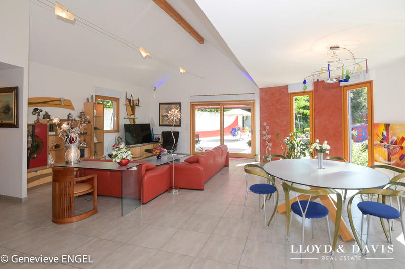 Maison contemporaine - 255 m² - 9 pièces