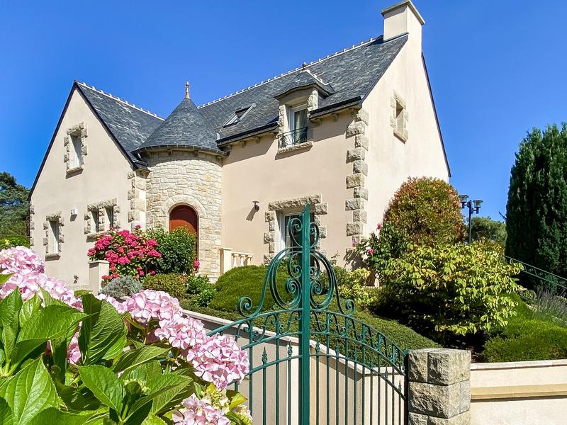 Maison - 224 m² - 9 pièces