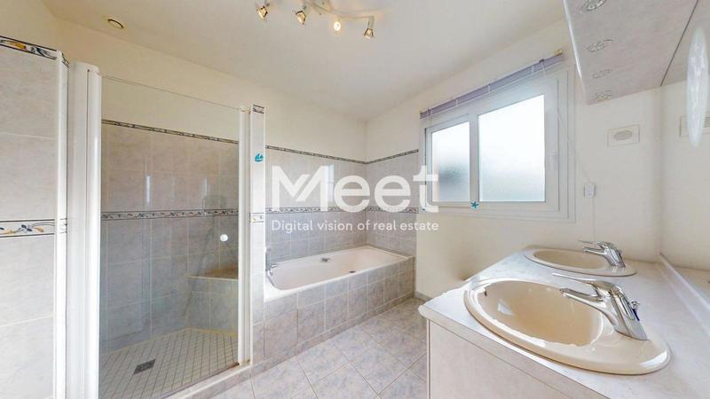 Maison - 300 m² - 8 pièces