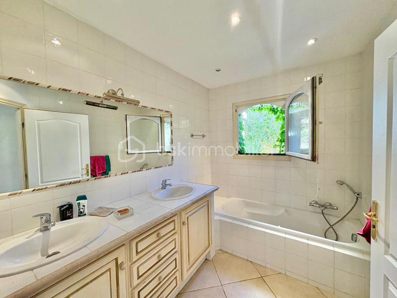 Maison traditionnelle - 225 m² - 6 pièces