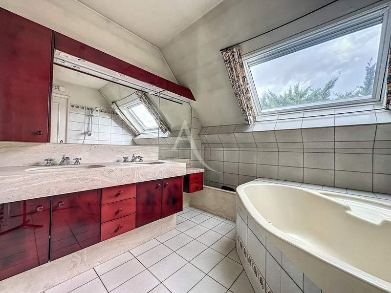 Maison - 212 m² - 8 pièces