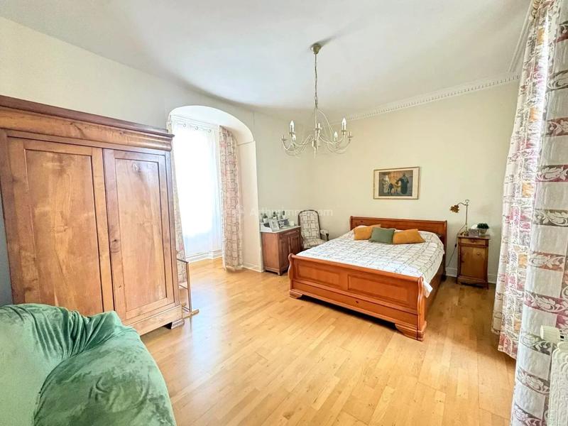 Maison - 214 m² - 8 pièces