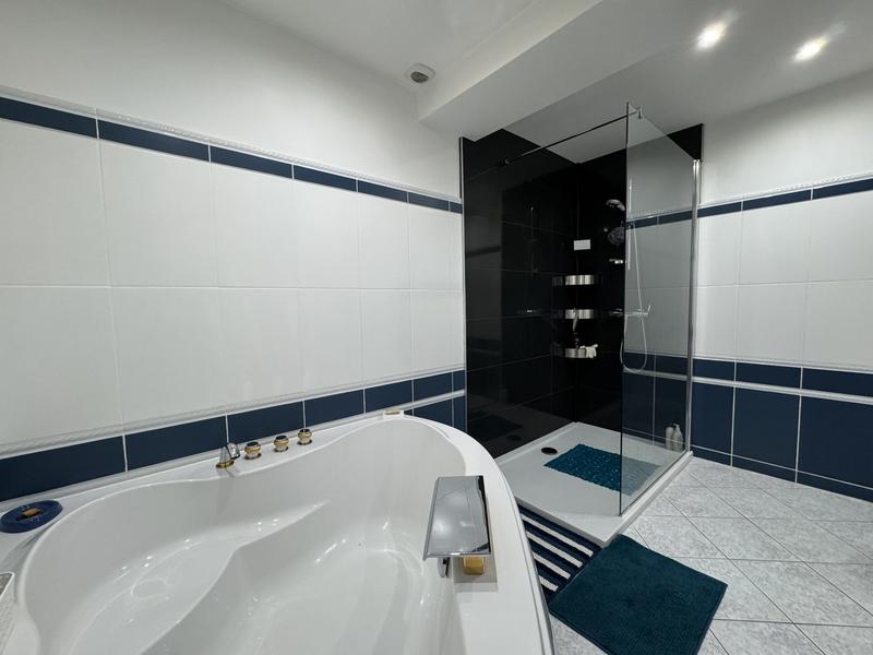 Maison - 291 m² - 8 pièces