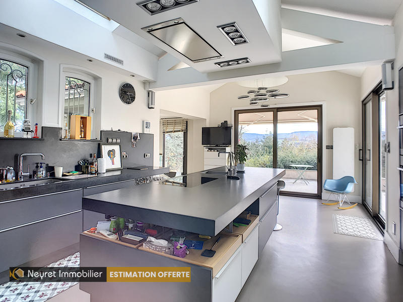 Maison - 370 m² - 10 pièces