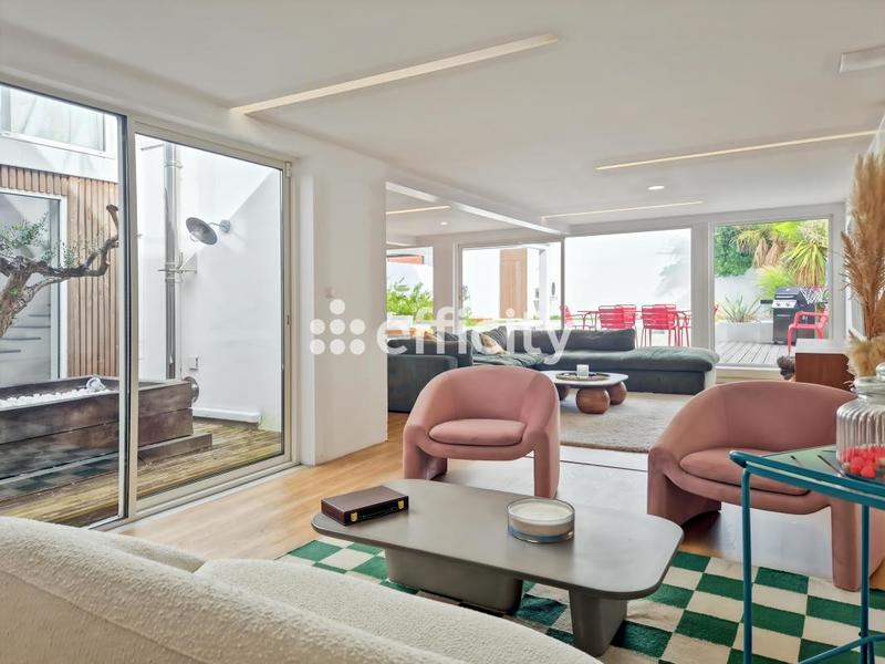 Villa - 208 m² - 9 pièces