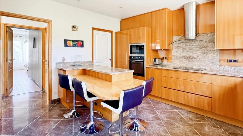 Maison - 202 m² - 9 pièces