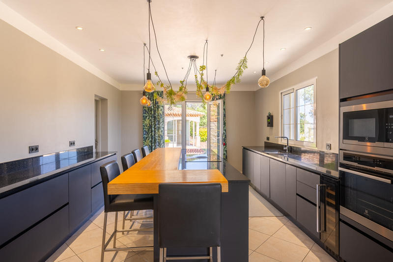 Propriété - 188 m² - 6 pièces