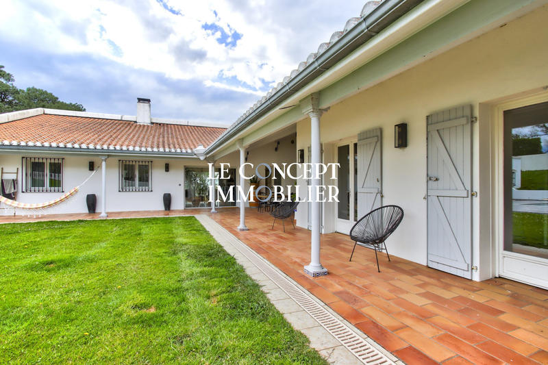 Maison - 221 m² - 7 pièces