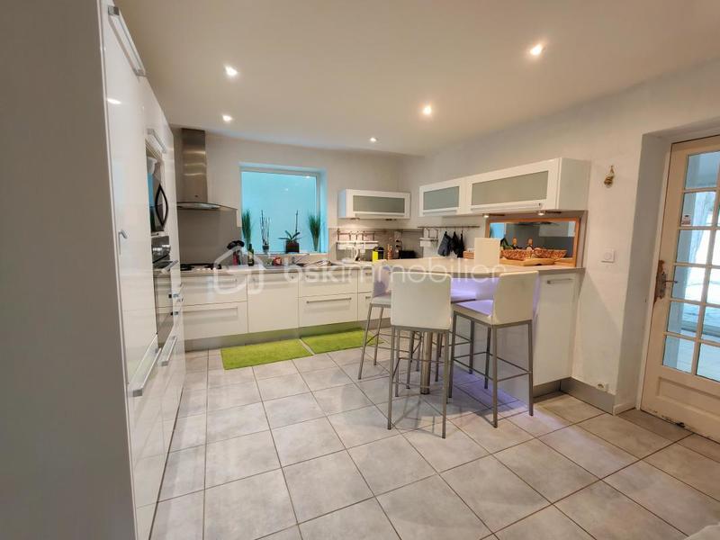 Maison traditionnelle - 330 m² - 11 pièces