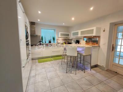 Maison traditionnelle - 330 m² - 11 pièces