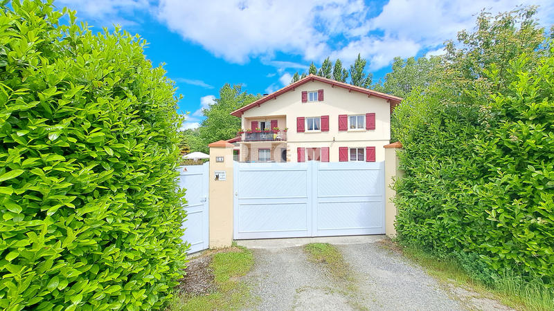 Maison - 240 m² - 8 pièces