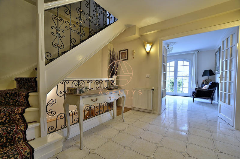 Maison - 200 m² - 8 pièces