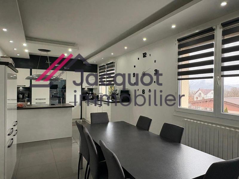 Maison - 209 m² - 9 pièces