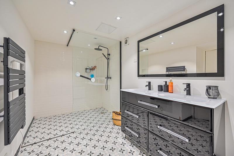 Maison - 418 m² - 9 pièces