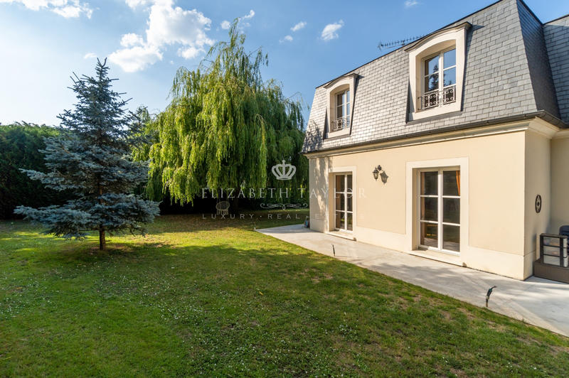 Maison - 318 m² - 10 pièces