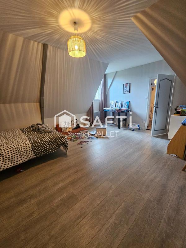 Maison - 137 m² - 8 pièces