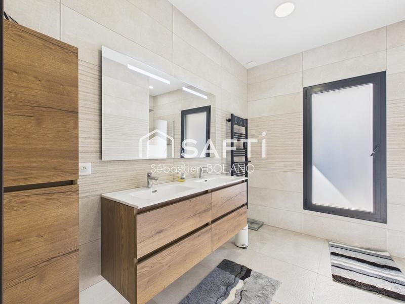 Maison - 250 m² - 6 pièces