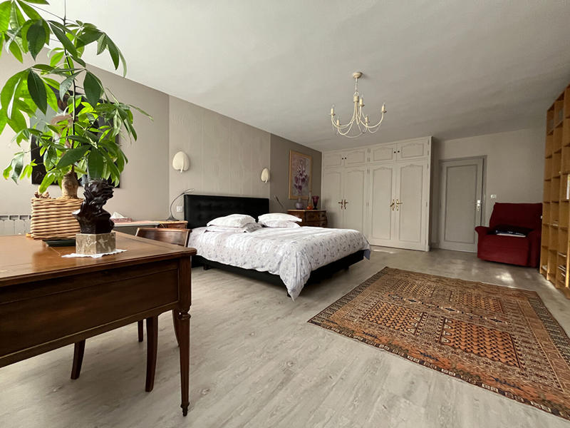 Maison - 369 m² - 11 pièces