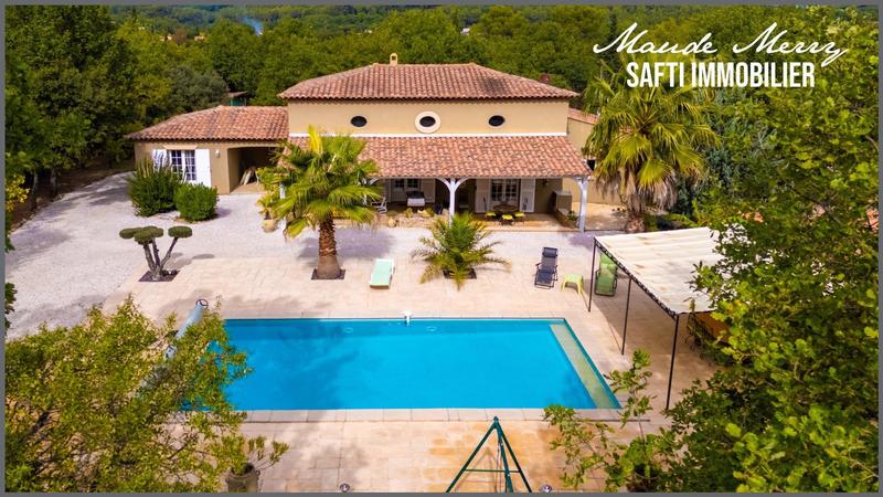 Maison - 230 m² - 6 pièces