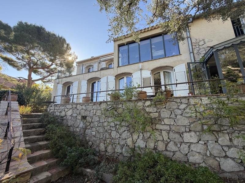 Maison - 200 m² - 8 pièces