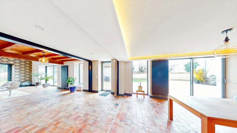 Propriété - 291 m² - 9 pièces