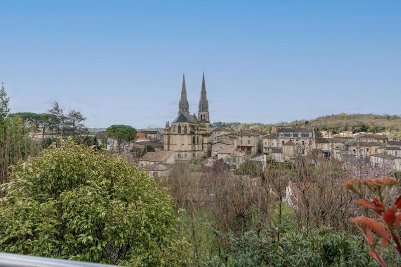 Maison - 230 m² - 8 pièces