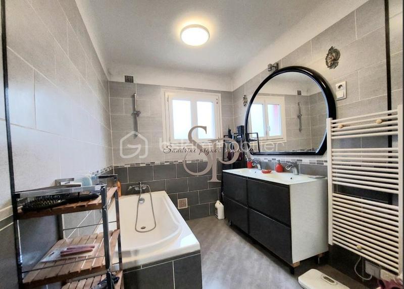 Maison traditionnelle - 220 m² - 8 pièces