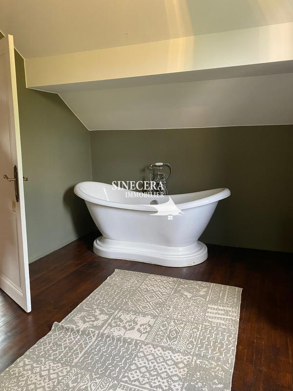 Maison - 220 m² - 7 pièces