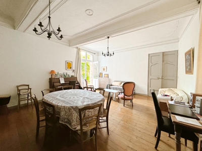 Demeure - 251 m² - 9 pièces