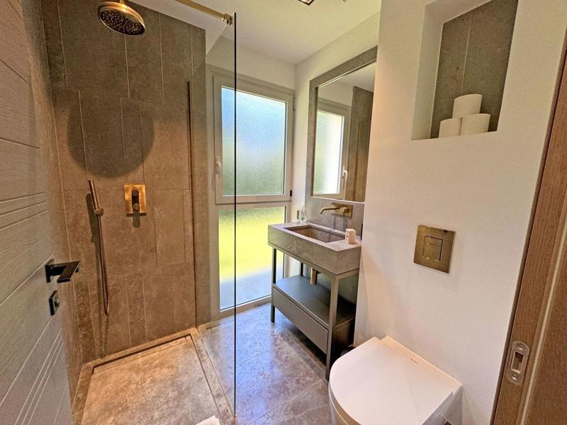 Maison - 220 m² - 6 pièces