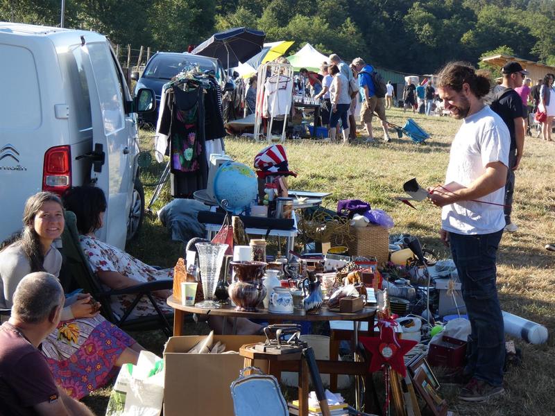 Brocante et marché aux puces à la ferme