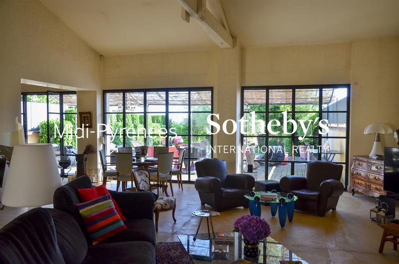 Maison de ville - 375 m² - 9 pièces