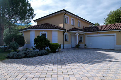 Maison - 220 m² - 6 pièces