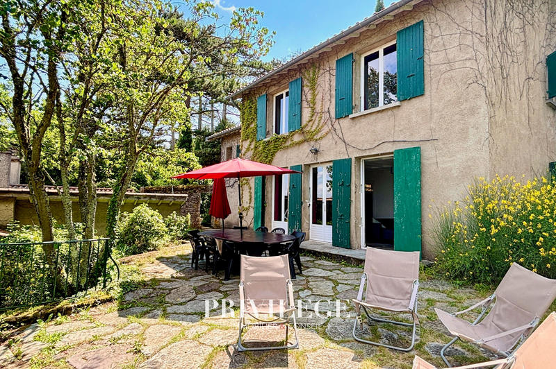 Maison - 220 m² - 7 pièces