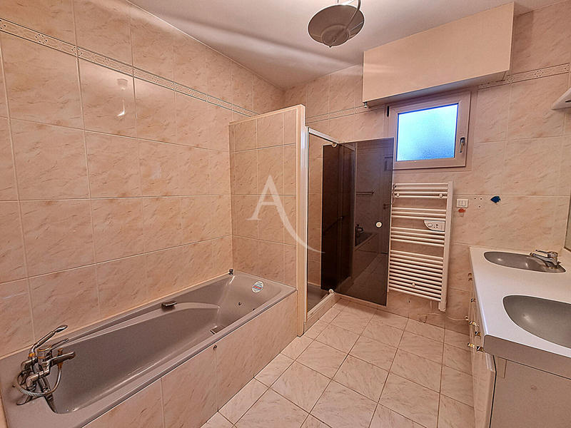 Maison - 230 m² - 7 pièces