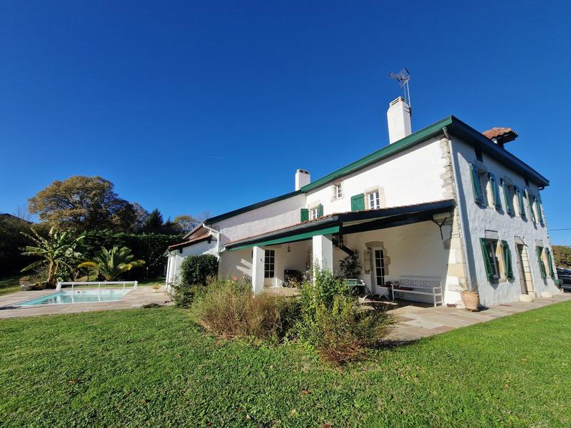 Maison - 547 m² - 9 pièces