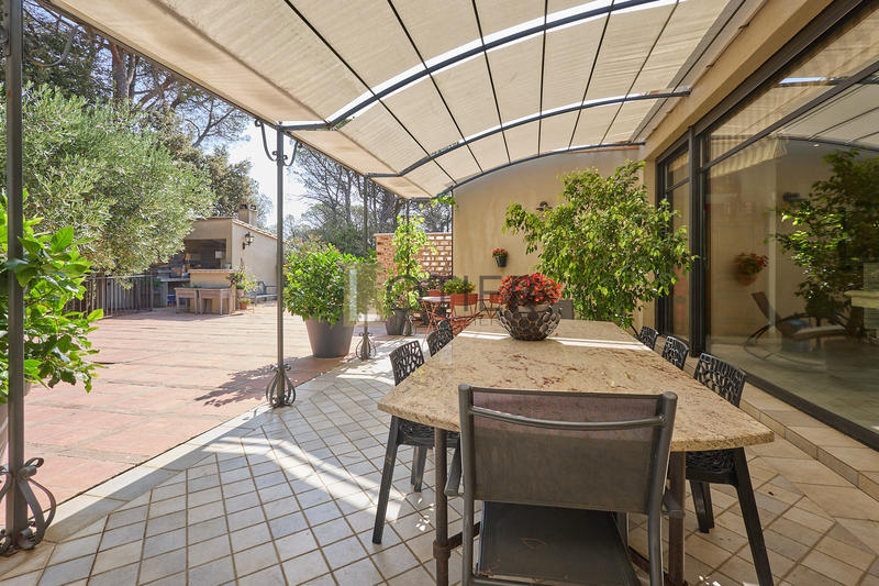 Villa - 320 m² - 8 pièces